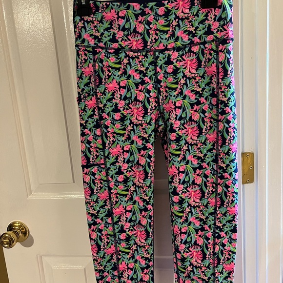 🌸 Lilly, Pulitzer, medium Luxletic leggings like new condition🌸 - Picture 2 of 4